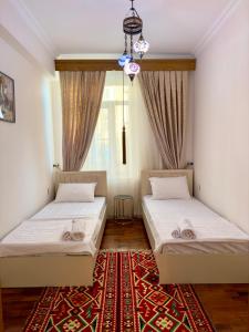 Ένα ή περισσότερα κρεβάτια σε δωμάτιο στο Sea View Old City Apartment
