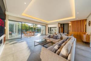 Posezení v ubytování Luxury villa, private heated pool, jacuzzi, games