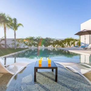 Bazén v ubytování Luxury villa, private heated pool, jacuzzi, games nebo v jeho okolí