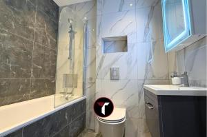 Ένα μπάνιο στο Spacious 2 Bed 2 Bath Flat with Free parking