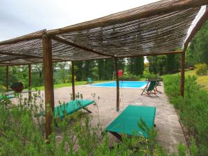 Bazén v ubytovaní Cottage in Tuscany near Forest and Lake alebo v jeho blízkosti