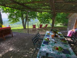 Vonkajšia záhrada v ubytovaní Cottage in Tuscany near Forest and Lake