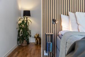 a bedroom with a bed and a potted plant at Annavälla gårdshus in Skurup