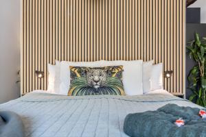 a bed with a painting of a tiger on it at Annavälla gårdshus in Skurup