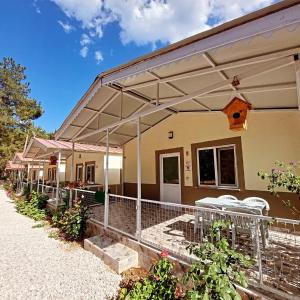 un edificio con tende da sole a lato di OLYMPOS YÖRÜK OTAĞI APART EVLERİ a Kumluca