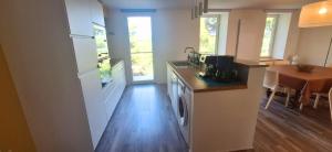 Η κουζίνα ή μικρή κουζίνα στο Grand cottage le pré bleu 11mn lac