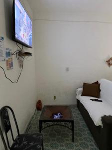 Televisyen dan/atau pusat hiburan di Casa Completa no residencial 2km do centro