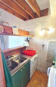 una cucina con un lavello e un piano di lavoro di House with pool and tennis court in Porticcio a Grosseto-Prugna