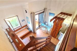vista sul soffitto di un soggiorno con scala in legno di House with pool and tennis court in Porticcio a Grosseto-Prugna