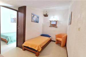 una stanza con un letto e una sedia di House with pool and tennis court in Porticcio a Grosseto-Prugna Altre 5 foto