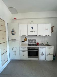 Kuchyň nebo kuchyňský kout v ubytování SE010 - Senigallia, bilocale sul mare con spiaggia