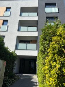un edificio de apartamentos con ventanas y un patio en Apartament Słowackiego Park, en Zabrze