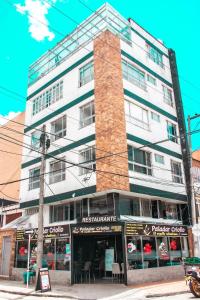 ein hohes Gebäude an der Ecke einer Straße in der Unterkunft Corferias, Apt302 BIG, American Embassy, Agora,Embajada in Estación El Salto