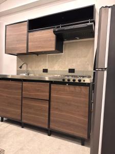 eine Küche mit Spüle und Herd oberen Backofen in der Unterkunft Corferias, Apt302 BIG, American Embassy, Agora,Embajada in Estación El Salto + 31 Fotos