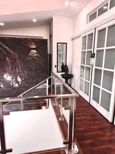 ein Raum mit einem Glastisch und einer Ziegelwand in der Unterkunft Corferias, Apt302 BIG, American Embassy, Agora,Embajada in Estación El Salto