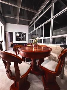 ein Esszimmer mit einem Holztisch und Stühlen in der Unterkunft Corferias, Apt302 BIG, American Embassy, Agora,Embajada in Estación El Salto