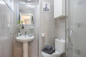 a bathroom with a sink and a toilet and a shower at Next to piletas 67 Sanlucar de Barrameda in Sanlúcar de Barrameda +42 photos