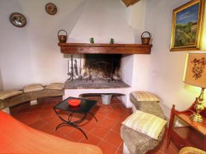ルーフィナにあるBelvilla by OYO Casa Bruciataのリビングルーム(暖炉、テーブル付)