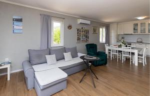 Ruang duduk di 3 Bedroom Beautiful Apartment In Zaton Doli