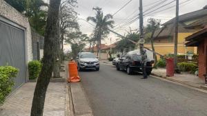 a man standing on the side of a street at Studio espaçoso em São Paulo no bairro Tucuruvi in Sao Paulo