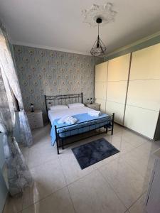 une chambre avec un lit et un lustre dans l'établissement Holiday House Civic 27, à Catane 7 autres photos