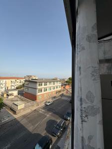 - une vue depuis la fenêtre d'un parking dans l'établissement Holiday House Civic 27, à Catane