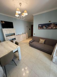 un salon avec un canapé et une table dans l'établissement Holiday House Civic 27, à Catane