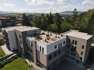 una vista aérea de un edificio en GOLD Apartment, en Rajecké Teplice