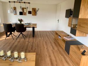 una sala de estar con una mesa de comedor y una mesa en suite4you Erlen, en Erlen