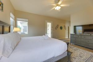 Katil atau katil-katil dalam bilik di 4 Mi to Riparian Preserve Mesa Abode with Hot Tub +22 gambar