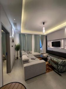 Ruang duduk di newly built fully furnished one bedroom apartment complex +18 gambar