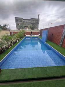 Kolam renang di atau dekat dengan newly built fully furnished one bedroom apartment complex