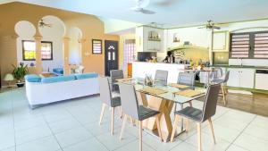 a kitchen and living room with a table and chairs at Villa Solaya -Piscine - Saint Pierre in Saint-Pierre