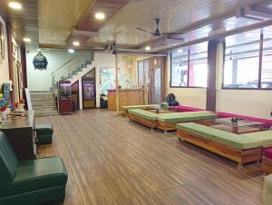 Posezení v ubytování The Mountain View Tapovan + 77 fotografií