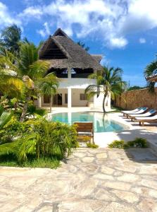 ワタムにあるBlue Diamond Villa Watamuのスイミングプールとリゾート付きのヴィラ