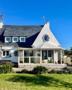 a white house with a gambrel roof at Chambre Les Hortensias in Plogoff +11 photos