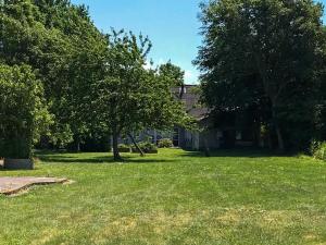Broagerにある6 person holiday home in Broagerの緑の草木のある庭のある家