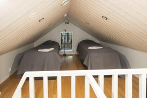 two beds in the attic of a house at Helmiranta, helmi merenrannassa in Rauma