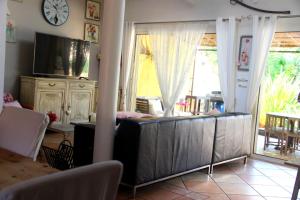 Un televizor și/sau centru de divertisment la La Maison de Coco 120m2 à 400 m de la plage