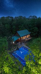Πισίνα στο ή κοντά στο Chalet Playground Spa, nature en Mauricie