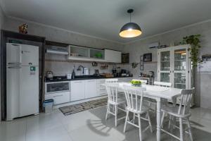 Η κουζίνα ή μικρή κουζίνα στο Casa grande e aconchegante +10 φωτογραφίες