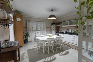 Η κουζίνα ή μικρή κουζίνα στο Casa grande e aconchegante