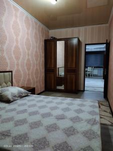 Un dormitorio con una cama y una puerta a una habitación. en ЮнусАбад, en Yunusobod