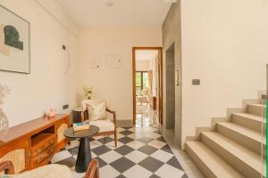 een woonkamer met een geblokte vloer bij Casa Verdea 4-BHK Villa With Private Pool & Lift Near Popular Restaurants in Siolim