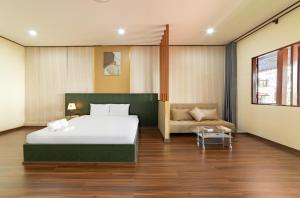 ビエンチャンにあるPeaceful Hotelのベッドとソファのある寝室 +36枚の写真