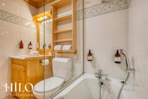 Et badeværelse på Chalet La Sapinière Méribel les 3 Vallées by HILO Collection - 10 people - Pool table, foosball and PS5