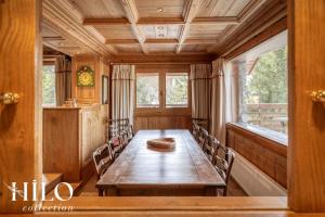 una sala da pranzo con tavolo e sedie in legno di Chalet La Sapinière Méribel les 3 Vallées by HILO Collection - 10 people - Pool table, foosball and PS5 a Les Allues Altre 45 foto