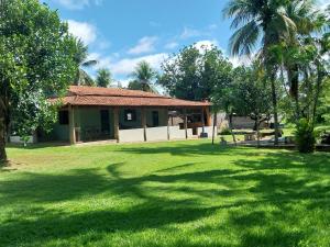 una casa en medio de un patio verde en Chácara PontAlegre, en Rondonópolis