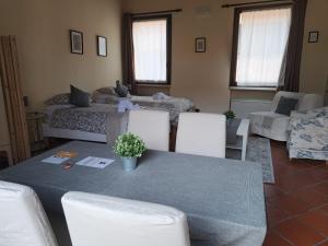 Una sala de estar con una mesa y sillas blancas. en Monolocale Deluxe Aurora, en Milán