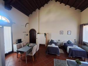 una sala de estar con dos camas y una mesa en Monolocale Deluxe Aurora, en Milán